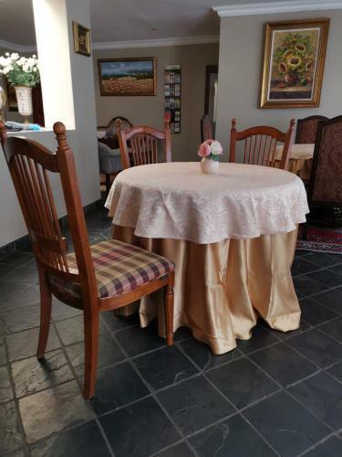 Hostal Erasmus Manor Guest House