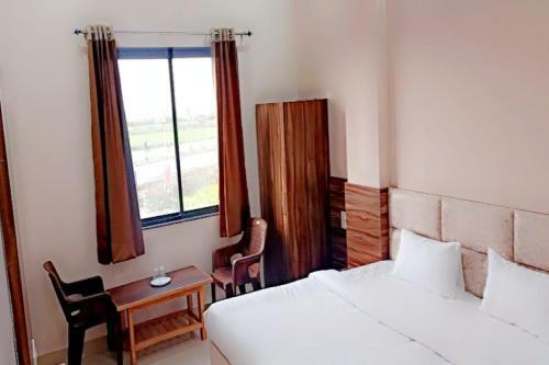 Oyo 86172 Samrat Hotel