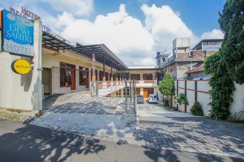 Spot On 90092 Dewi Safitri Hotel