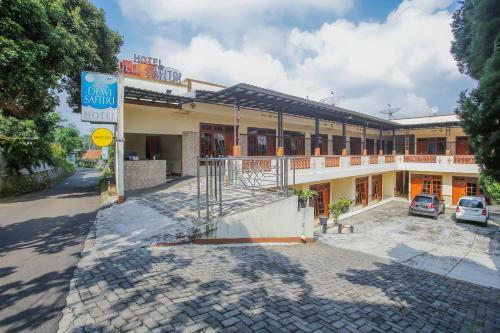 Spot On 90092 Dewi Safitri Hotel