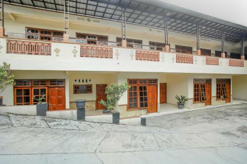 Spot On 90092 Dewi Safitri Hotel