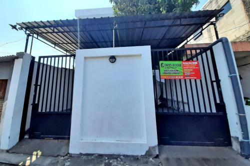 Hotel Oyo Life 2751 Deyo Kost