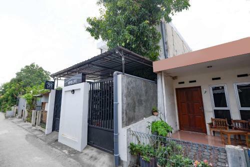 Hotel Oyo Life 2751 Deyo Kost