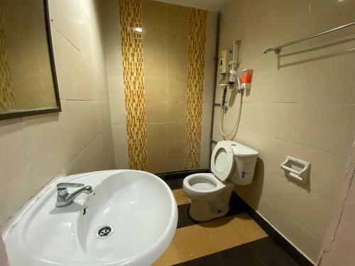 Oyo 90486 Station Hotel