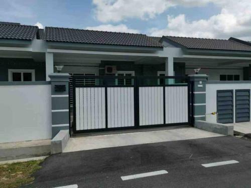 Cheerful 3 Bedroom With Free Parking