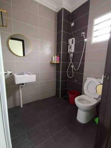 Cheerful 3 Bedroom With Free Parking