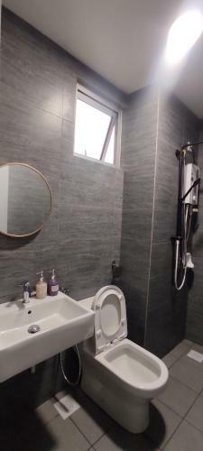 Bukit Rimau Roomy Master Bedroom With Facilities