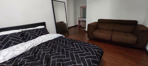 Bukit Rimau Roomy Master Bedroom With Facilities