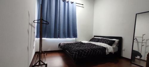 Bukit Rimau Roomy Master Bedroom With Facilities