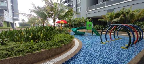 Bukit Rimau Roomy Master Bedroom With Facilities
