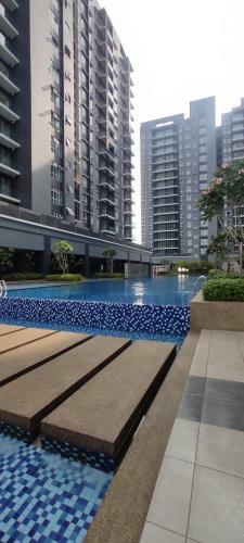 Bukit Rimau Roomy Master Bedroom With Facilities