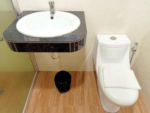 Oyo 90464 Borneo Suites Hotel