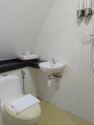 Oyo 90464 Borneo Suites Hotel