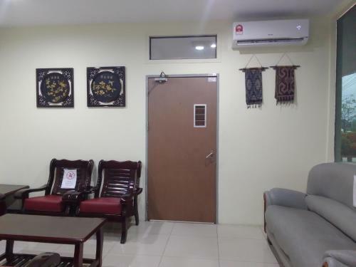 Oyo 90464 Borneo Suites Hotel