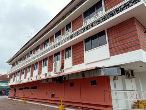 Oyo 90464 Borneo Suites Hotel
