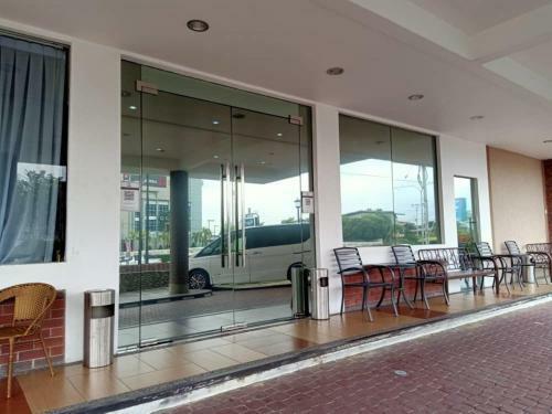 Oyo 90464 Borneo Suites Hotel