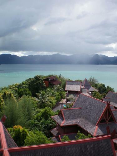Gaze: Entire Modern Tropical Seaview Villa