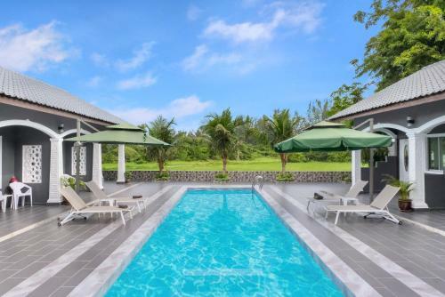 Hotel Cenang Rooms With Pool By Virgo Star Resort