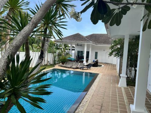 Beautiful 3 Bedrooms Pool Villa In Phuket