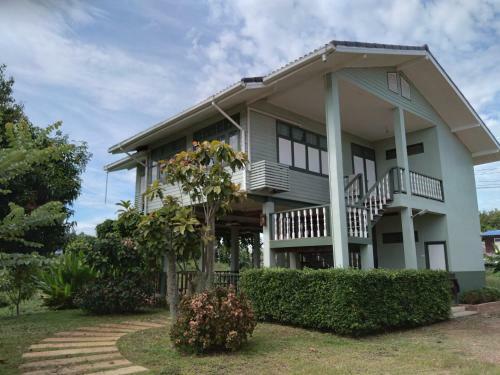 Green Home By Canal