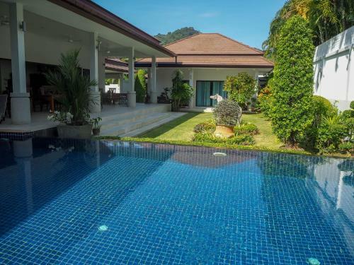 Spacious 4 Bedrooms Private Pool Villa In Phuket