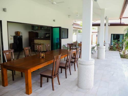 Spacious 4 Bedrooms Private Pool Villa In Phuket