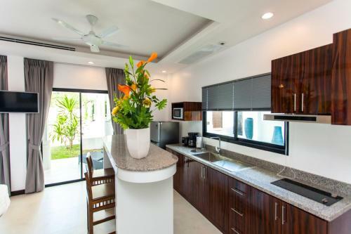 Spacious 4 Bedrooms Private Pool Villa In Phuket