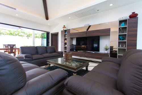 Spacious 4 Bedrooms Private Pool Villa In Phuket