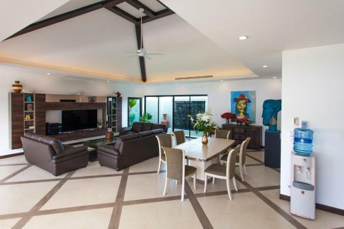 Spacious 4 Bedrooms Private Pool Villa In Phuket