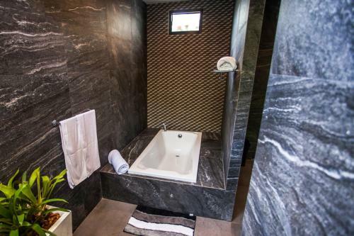 Spacious 4 Bedrooms Private Pool Villa In Phuket