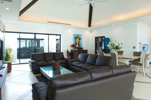Spacious 4 Bedrooms Private Pool Villa In Phuket