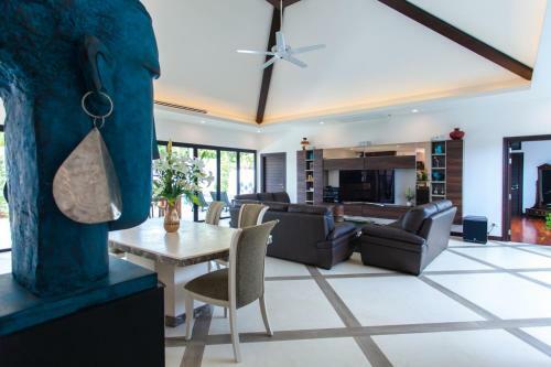 Spacious 4 Bedrooms Private Pool Villa In Phuket