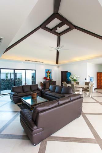 Spacious 4 Bedrooms Private Pool Villa In Phuket