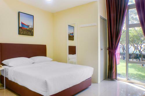 Hotel Oyo 90090 Roselyn Inn 2
