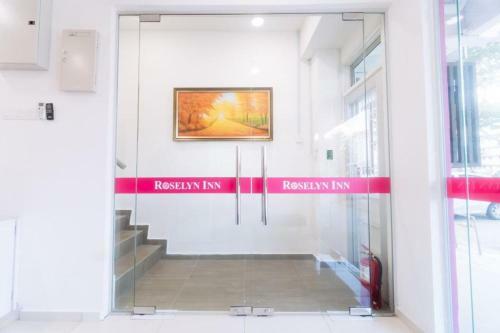 Hotel Oyo 90090 Roselyn Inn 2