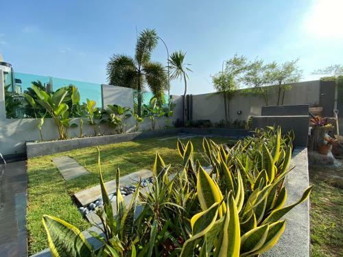 D'ambiience Private Pool & Garden Residence