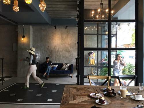 Bed & Breakfast Goodnight Poshtel + Free Netflix