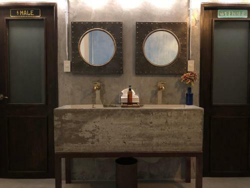 Bed & Breakfast Goodnight Poshtel + Free Netflix