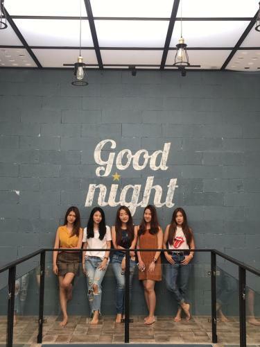 Bed & Breakfast Goodnight Poshtel + Free Netflix