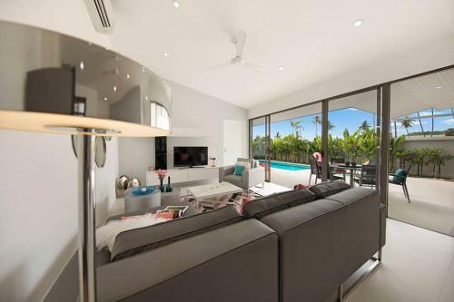 Villa **80% Discount** 2 Bed/2 Bath Single Level, Garden