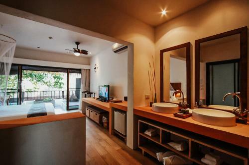 Hotel Mimosa Beachfront Resort And Spa