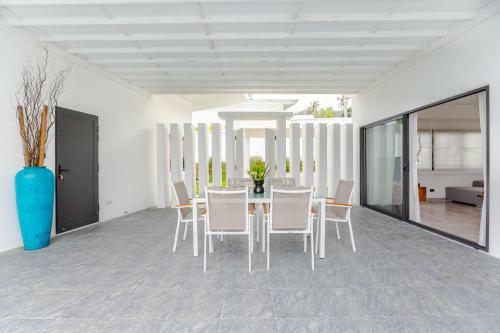 Villa Manuia, 3 Br, 500m, From The Beach
