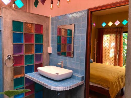 Hostal One World Bungalows