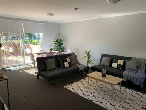 Cozy 3br Townhouse In Liverpool Cbd With Parking