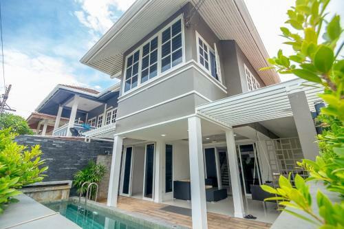 Modern Pool House