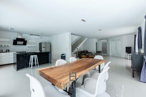 Modern 4 Bedroom Pool Villa - Vy