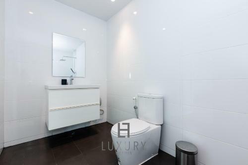 Modern 4 Bedroom Pool Villa - Vy