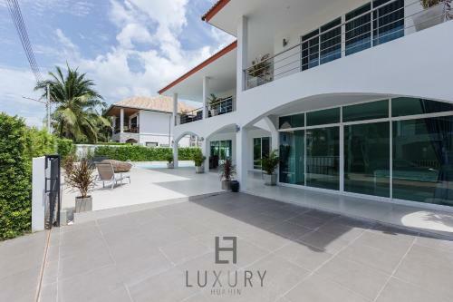 Modern 4 Bedroom Pool Villa - Vy