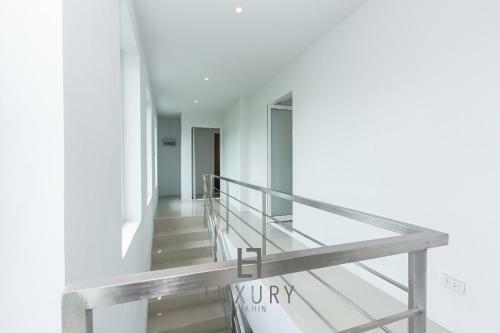 Modern 4 Bedroom Pool Villa - Vy