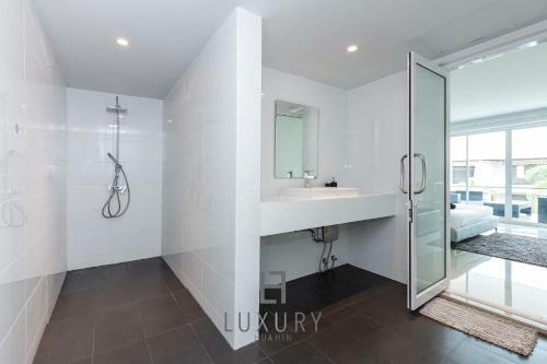 Modern 4 Bedroom Pool Villa - Vy